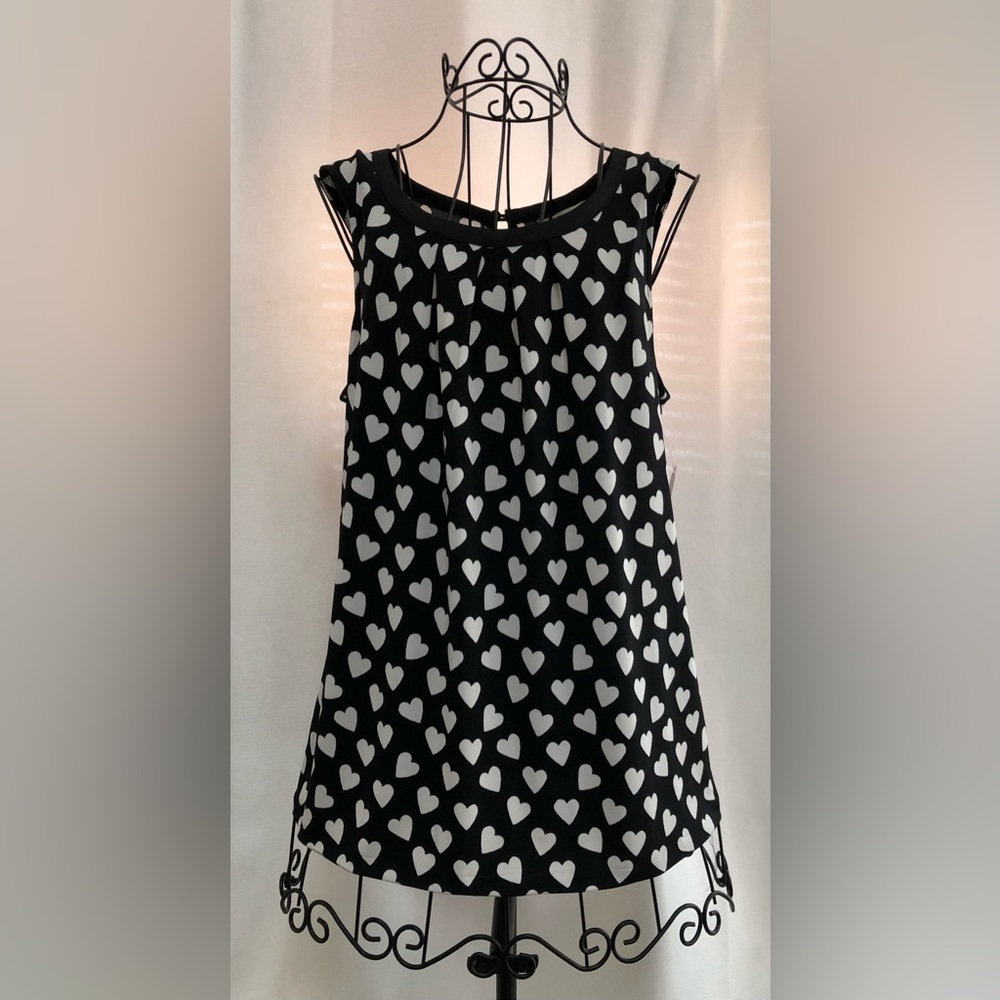 Blank and white heart sleeveless blouse.